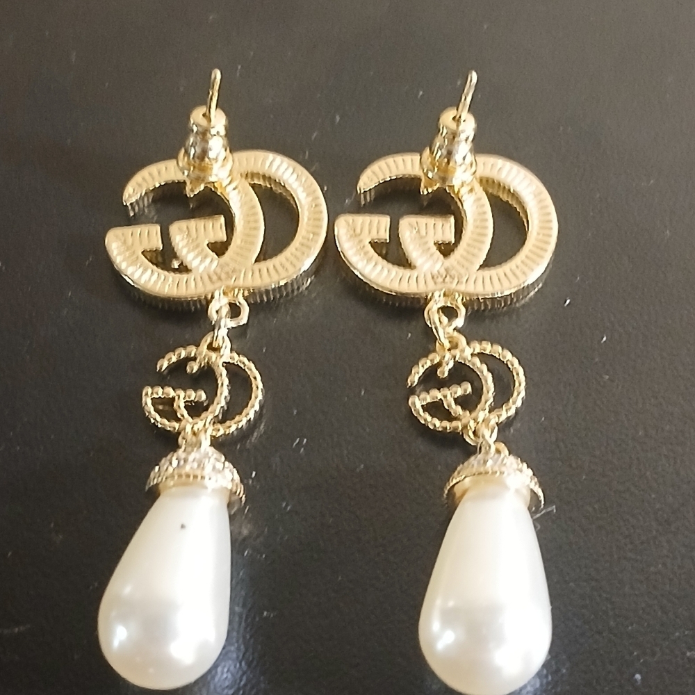 Authentic Gucci GG Pearl Drop Earrings - Picture 8 of 11